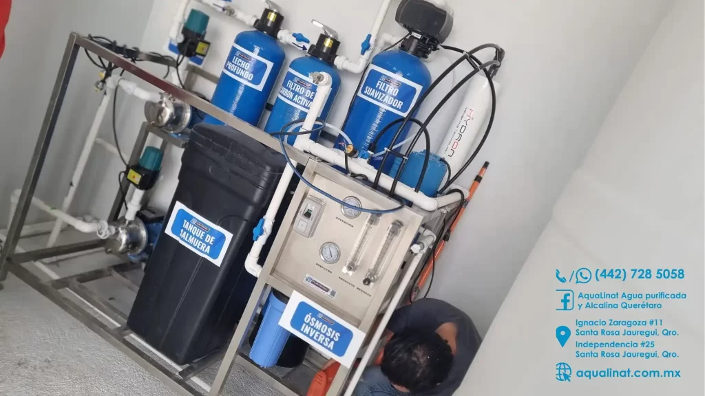 Sistemas purificadores de agua industriales en querétaro siendo instalados por equipo de Aqualina-T