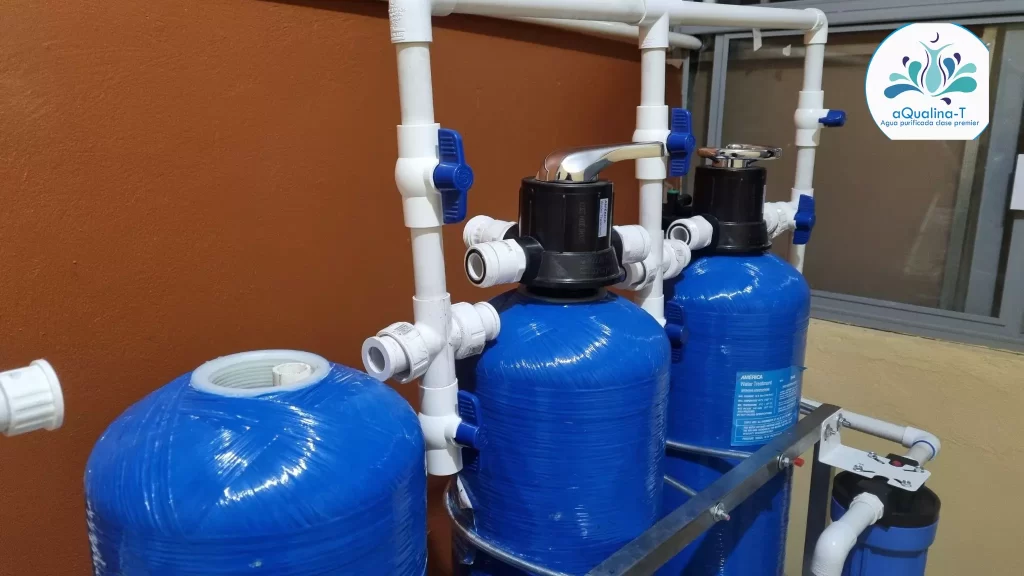 purificadores de agua industriales Aqualina-T siendo colocados en el lugar requerido para iniciar con su funcionamiento