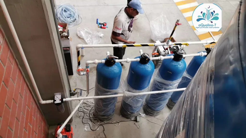 filtros purificadores de agua industriales en Querétaro siendo colocados y verificando su estado por un integrante de nuestro equipo de trabajo